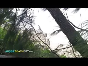 Un mec perce une blo ...