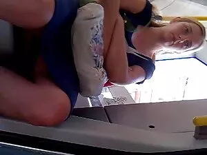 Femme entre quand sa ...