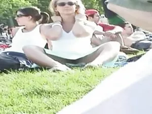 Une femme blanche ba ...