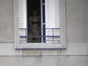 fille avec des jouet ...