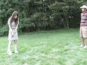 Un homme laid caress ...